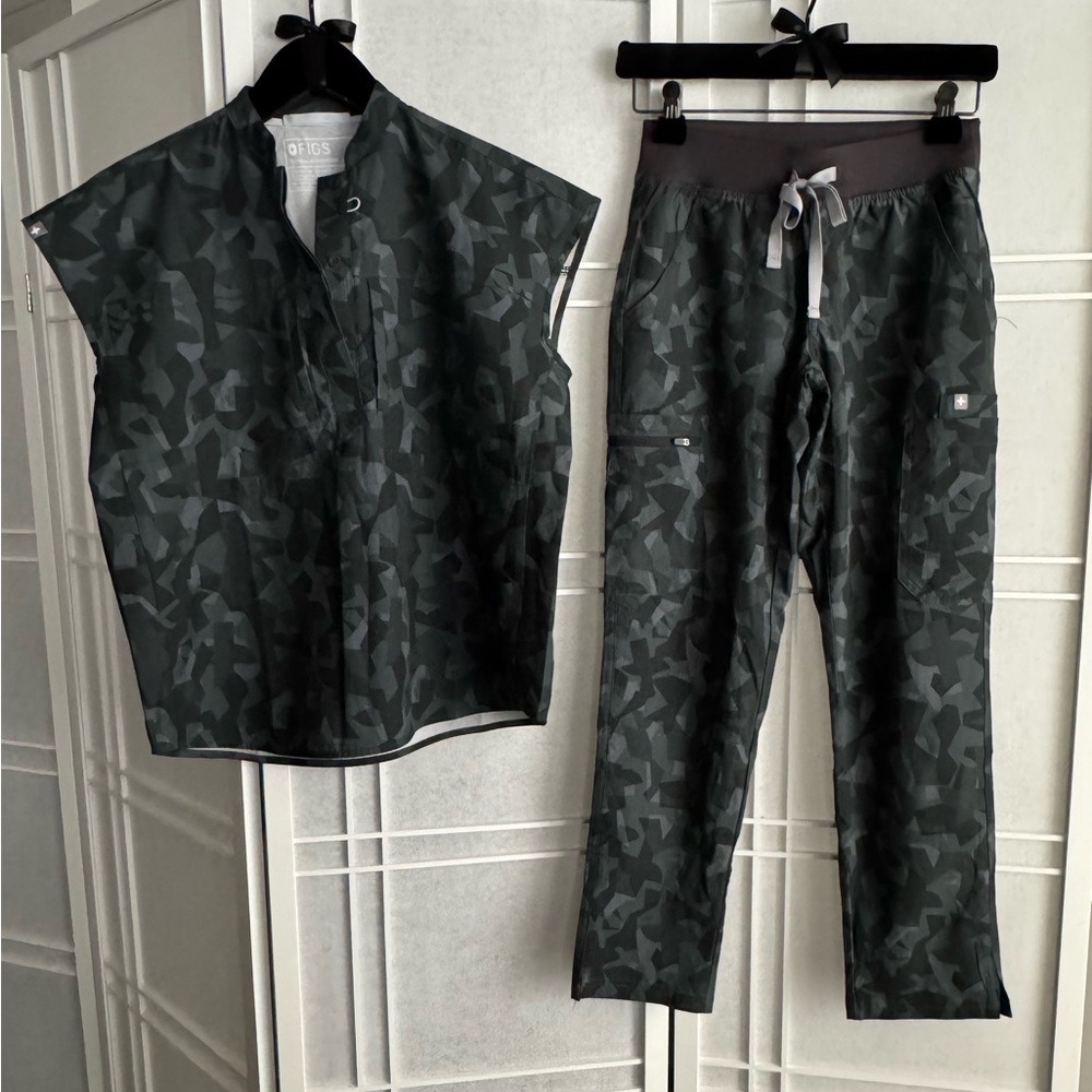 EUC Figs Camouflage Scrub Set